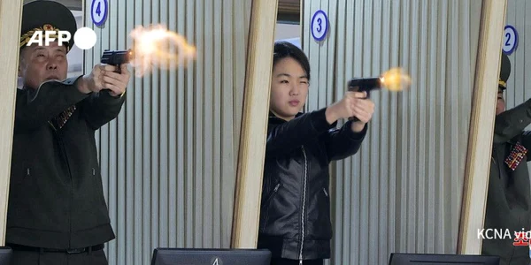 Kim Ju Ae, fiica liderului nord-coreean Kim Jong Un, trăgând cu un pistol FOTO: X/@thenewsdrill