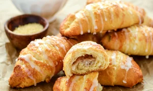 cornuri cu gem de afine si crema de branza jpeg
