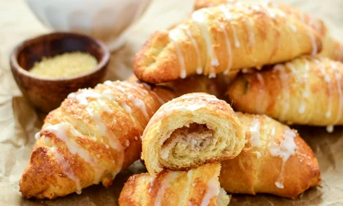 cornuri cu gem de afine si crema de branza jpeg