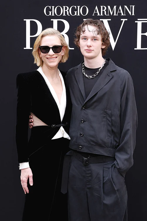 Cate Blanchett, alături de fiul ei, Ignatius, la Săptămâna Modei de la Paris. FOTO: Getty Images