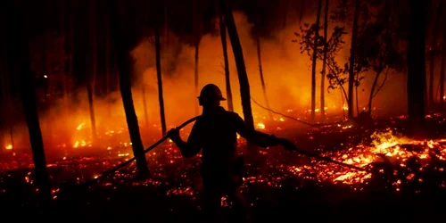 Un pompier de la Garda Republicană Naţională GIPS stinge un incendiu într o pădure după ce un foc sălbatic a luat zeci de vieţi lângă Pedrogao Grande în districtul Leiria Portugalia FOTO Guliver Gettyimages Pablo Blazquez Dominguez