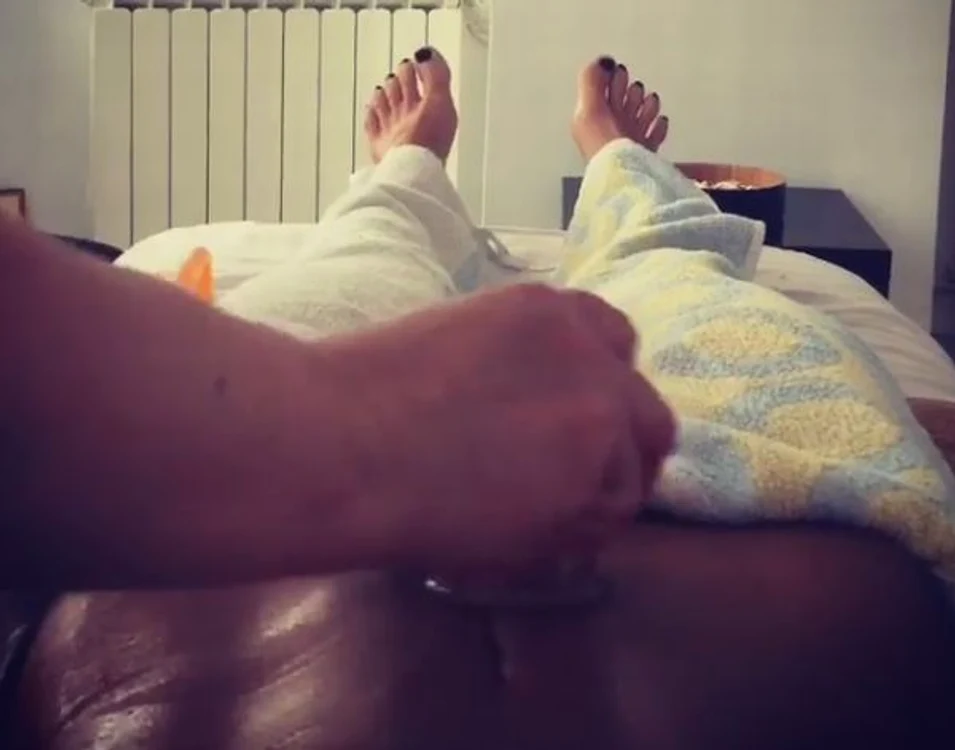 Roxana Vancea are un abdomen de "fier" pe care şi-l tonifică la masaj