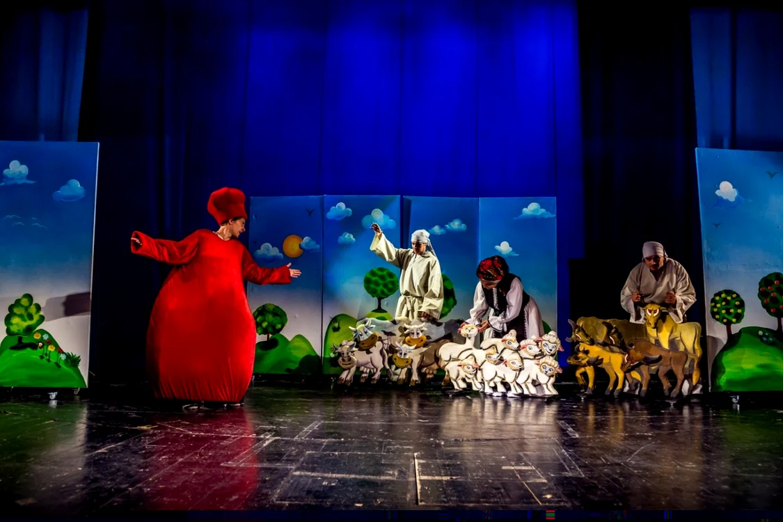 Scenă din spectacolul ”Punguţa cu doi bani” Foto: Teatrul Gulliver
