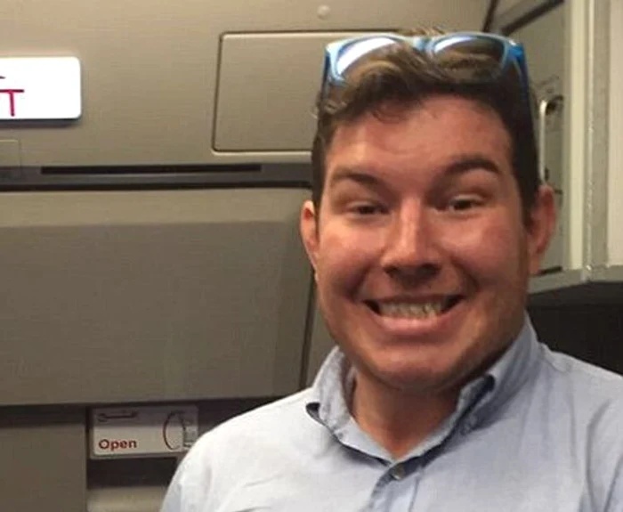 Britanicul Ben Innes a zâmbit lângă cel care îl ținea ostatic în avion, în timp ce o stewardesă le făcea pozăfoto: Arhiva Personală