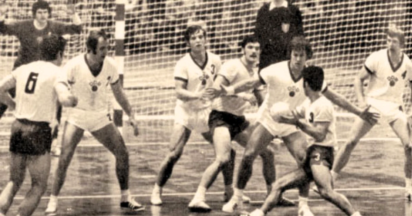 Cristian Gaţu (la minge) a câştigat titlul mondial în 1970, la Paris, şi 1974, la Berlin Foto: Arhivă personală
