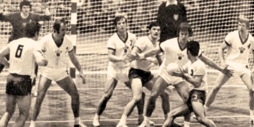 Cristian Gaţu (la minge) a câştigat titlul mondial în 1970, la Paris, şi 1974, la Berlin Foto: Arhivă personală