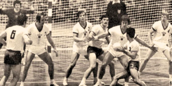 Cristian Gaţu (la minge) a câştigat titlul mondial în 1970, la Paris, şi 1974, la Berlin Foto: Arhivă personală