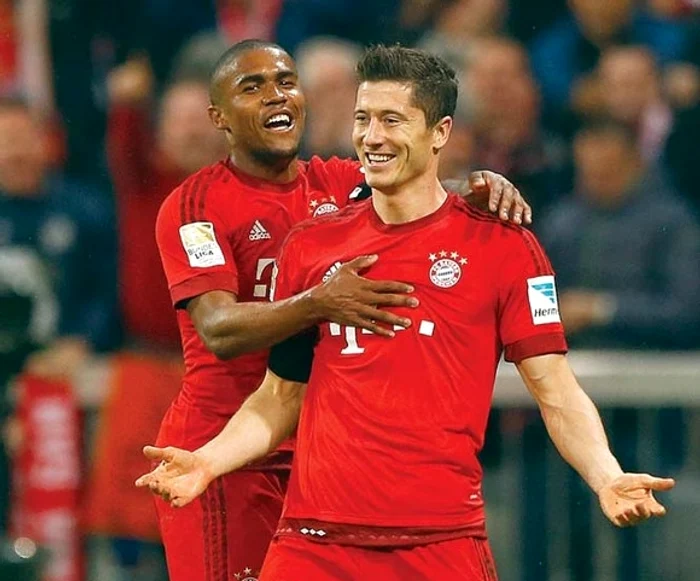 Robert Lewandowski şi Douglas Costa au alovit decisiv în poarta englezilorFoto: AP