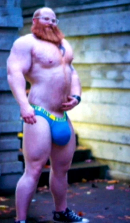 Jack Chapman, în vârstă de 28 de ani, a vrut să aibă cele mai mari testicule din lume