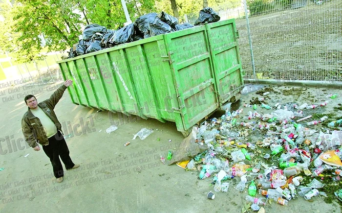 Acesta este doar  unul dintre  containerele  cu gunoi strâns după meci