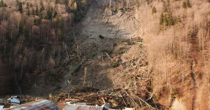 Un versant s-a prăbuşit peste locuinţe, la Azuga FOTO ISU Prahova