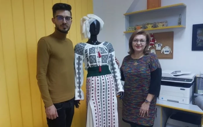 Răzvan Mădălin Ivănuş şi profesor Mirela Blaga, de la Facultatea de Textile Iaşi