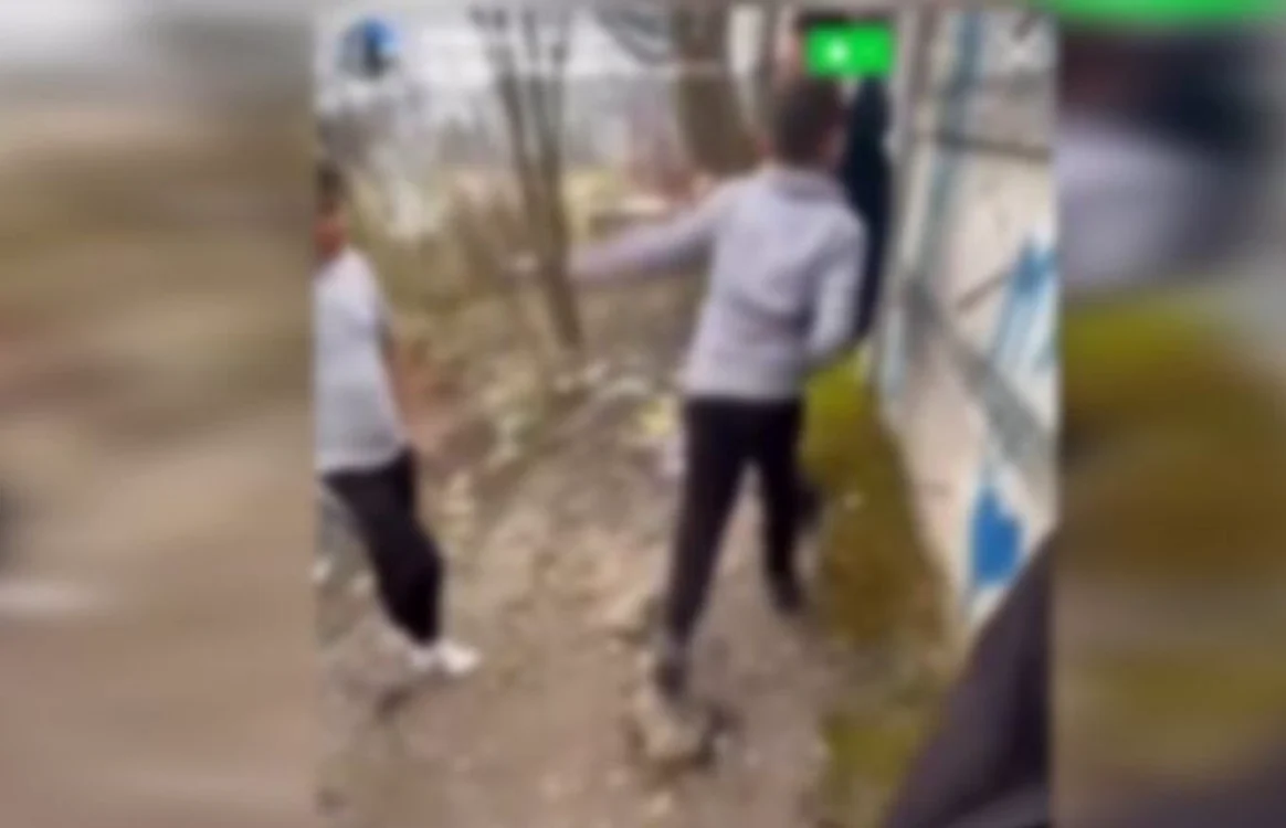 Un adolescent a fost lovit cu brutalitate de alți copii. FOTO Dejeanul