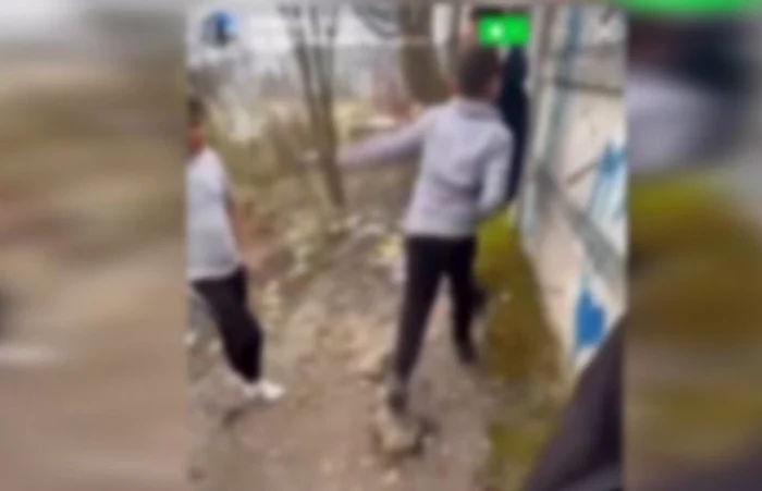 Un adolescent a fost lovit cu brutalitate de alți copii. FOTO Dejeanul