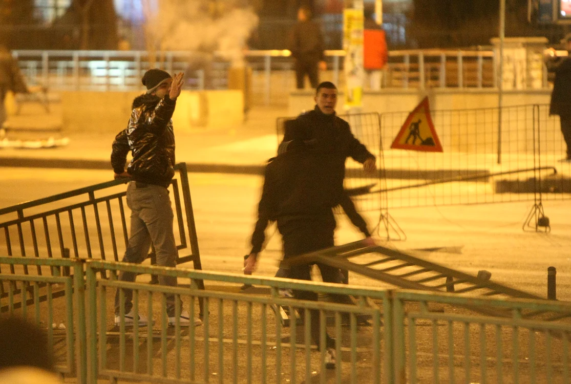 14 ianuarie 2012. Agresorii au aruncat în jandarmi cu tot ce le-a căzut în mâini (Foto: Sever Gheorghe)