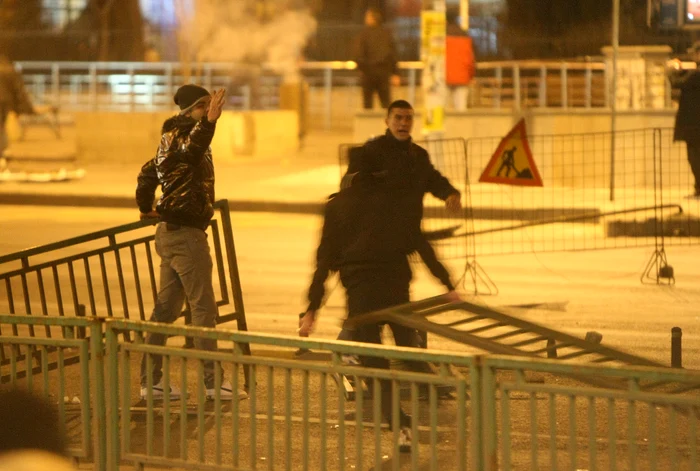14 ianuarie 2012. Agresorii au aruncat în jandarmi cu tot ce le-a căzut în mâini (Foto: Sever Gheorghe)
