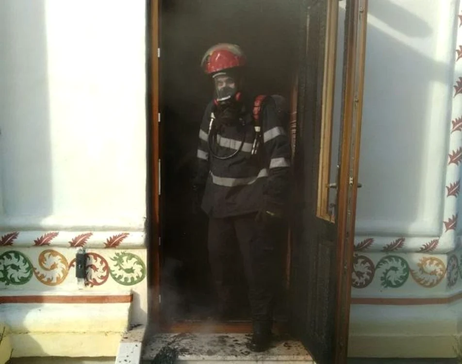 Biserica „Sf. Nicolae Dorobănţia“ din Craiova a fost cuprinsă astăzi de flăcări