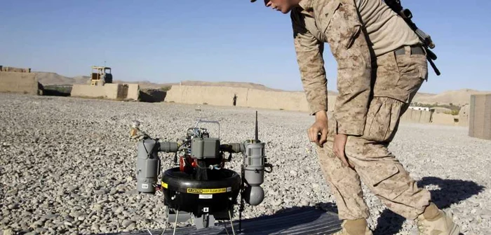 Soldat american test\nd o dron[ ]n Afganistan FOTO Reuters