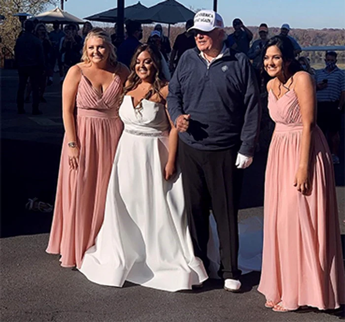 Donald Trump a aflat vestea în timp ce era la golf în Virginia şi se poza cu o mireasă