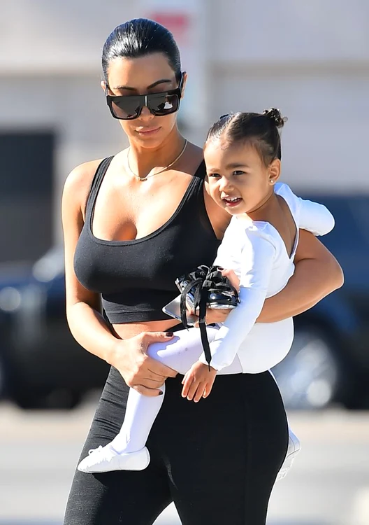 Kim Kardashian a reuşit, din "neatenţie" să-şi arate un sân pe Facebook