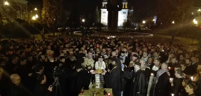 Parastas în faţa Catedralei Ortodoxe din Cluj FOTO: Florina Pop