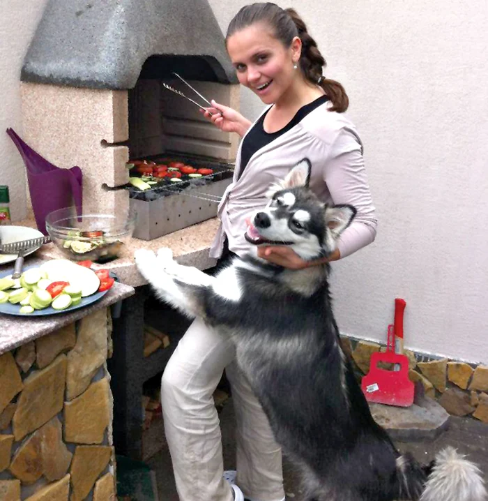 În timp ce învârtea  legumele pe grătar,  Cristina îşi alinta căţelul (fotografii: arhiva personală)