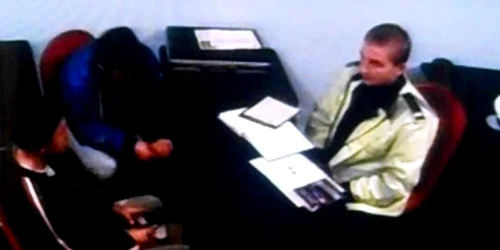 A încercat să lase banii pe biroul poliţistului