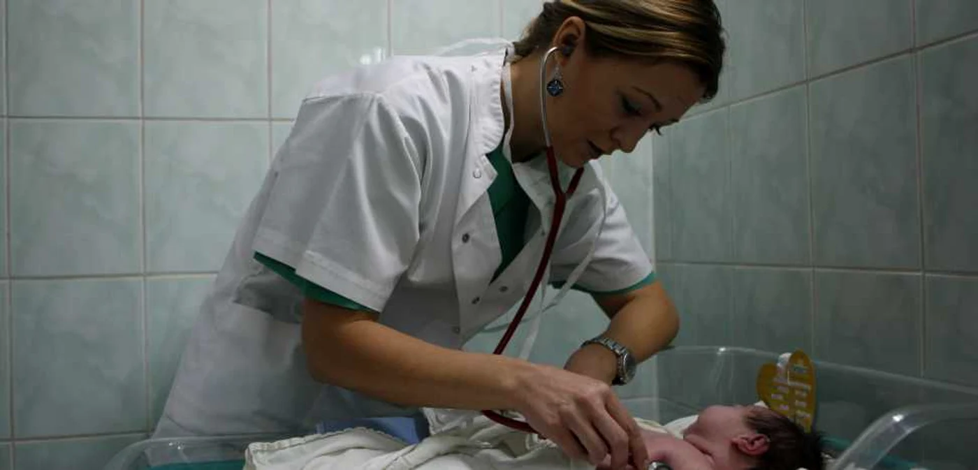 Tatăl copilului refuză să-l recunoască şi fata nu are bani să-l crească