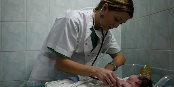 Tatăl copilului refuză să-l recunoască şi fata nu are bani să-l crească