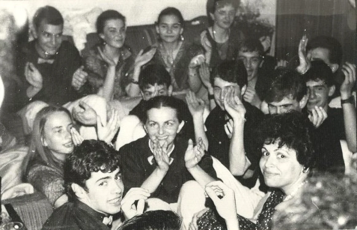 Dirigintă la Liceul M.F. 3. Petrecerea de rămas bun la Mihaela Miroiu acasă (1987)                             FOTO: Arhivă personală