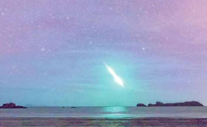 
    Iniţial, fotografa a crezut că e o stea căzătoare, dar s-a înşelat...   