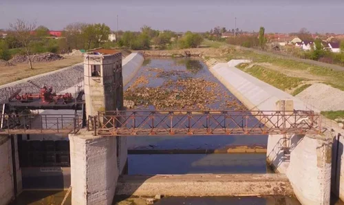 Lucrări la ecluza de la Sânmihaiul Român