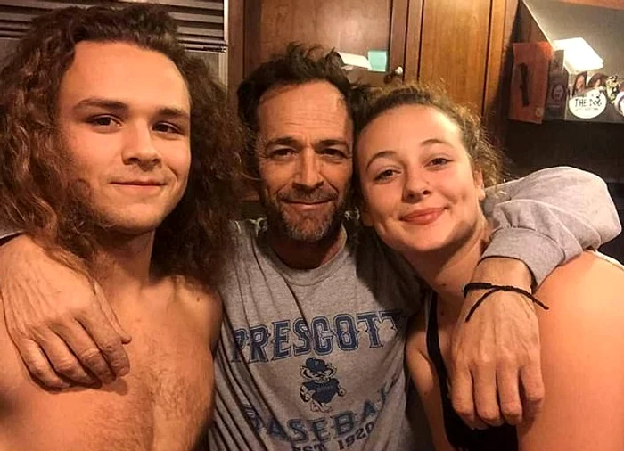 Luke, alături de cei doi copii ai său, Sophie şi Jack Foto: Jack Perry