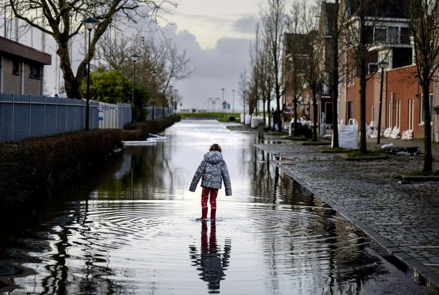 Inundaţii în Olanda: evacuări la Maastricht după spargerea unui dig