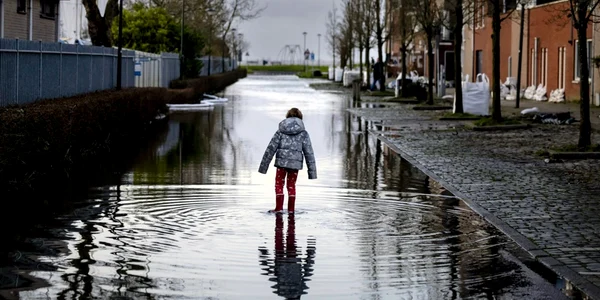 strada inundata in Markermeer, Olanda din cauza furtunii Henk Foto EPA EFE jpg