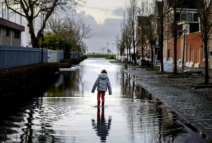 Stradă inundată în Markermeer - Olanda. FOTO EPA EFE