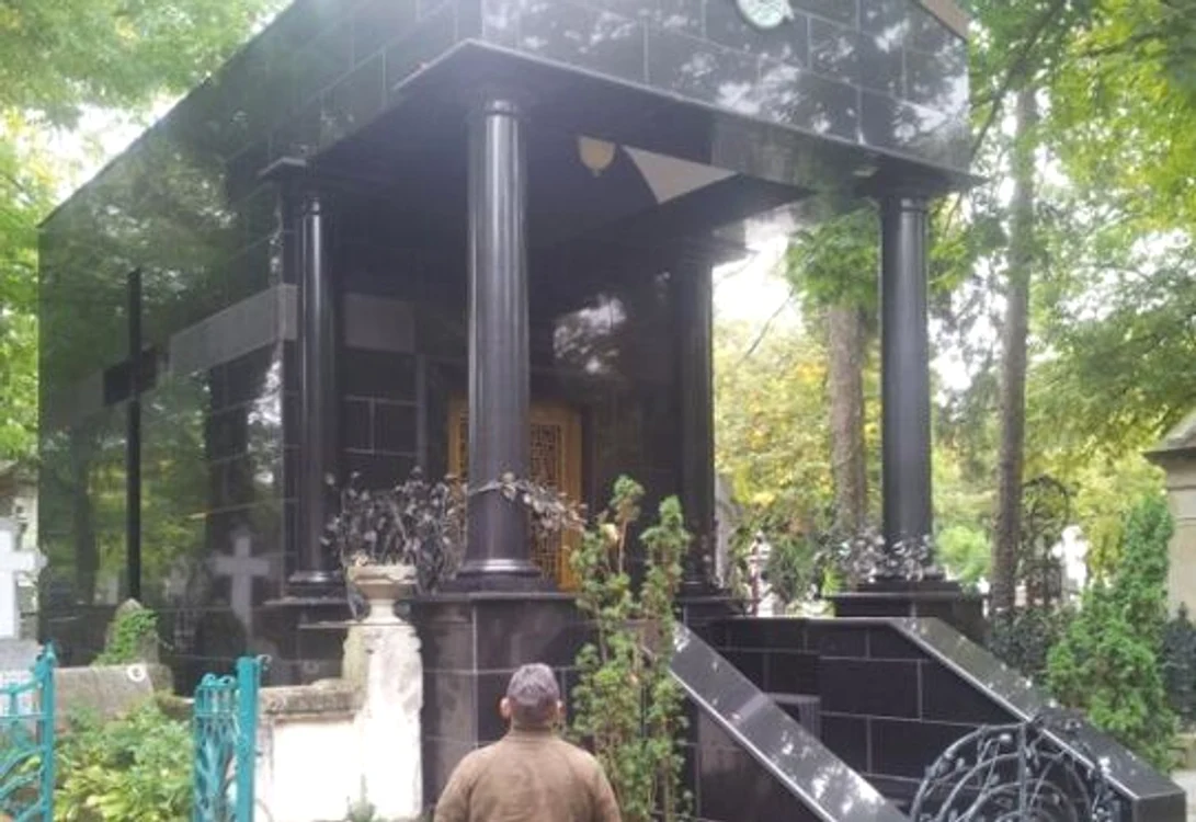 
    Cavoul familiei Urdăreanu din cimitirul BelluFoto enational.ro  