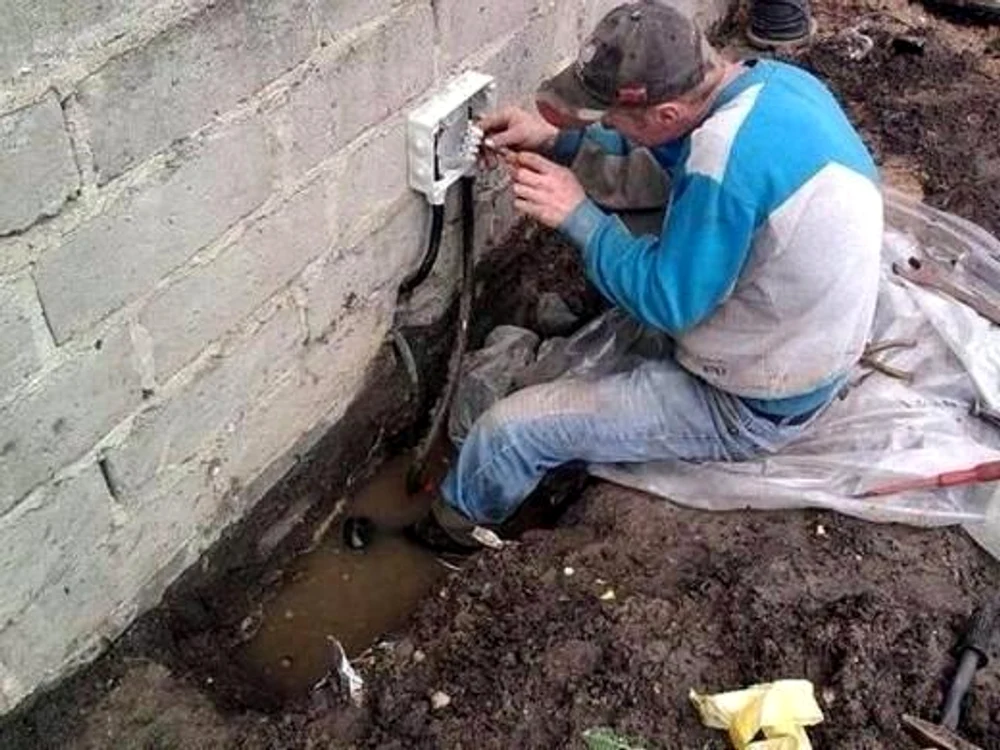 6. Lucrăm la un panou electric, cu picioarele în apă. Bine că avem cizme de cauciuc şi suntem uzi numai un pic