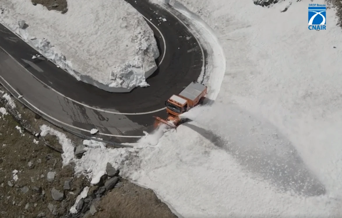 În unele zone de pe Transfăgărășan zăpada măsoară 5 metri. Foto: CNAIR