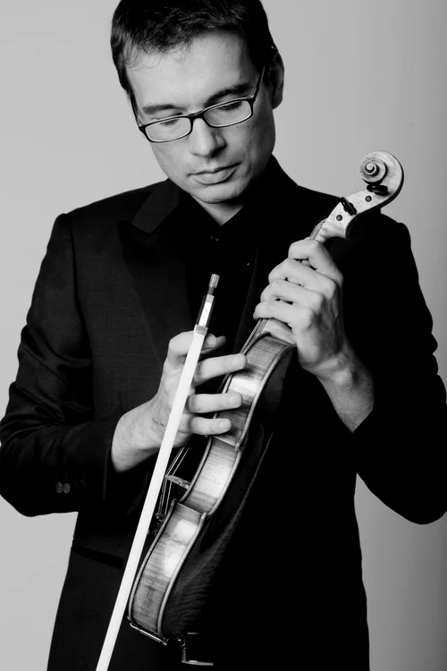 Alexandru Tomescu ține în mână vioara Stradivarius