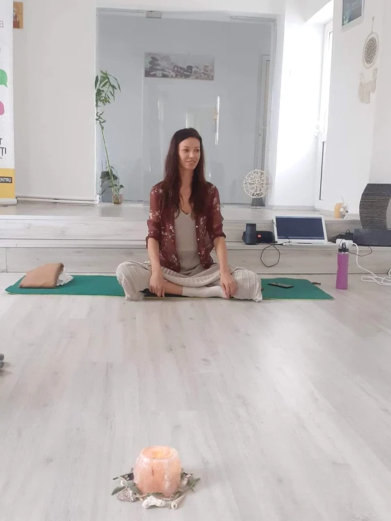 Oana face meditații înainte de începerea dansului ecstatic FOTO arhiva personală