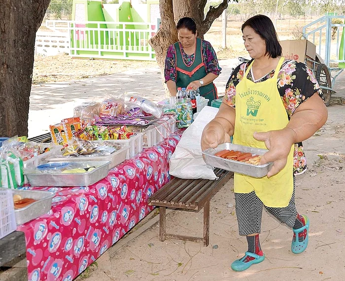 
    Duangjay Samaksamam are  cele mai mari mâini din lume  din cauza unei boli rare  