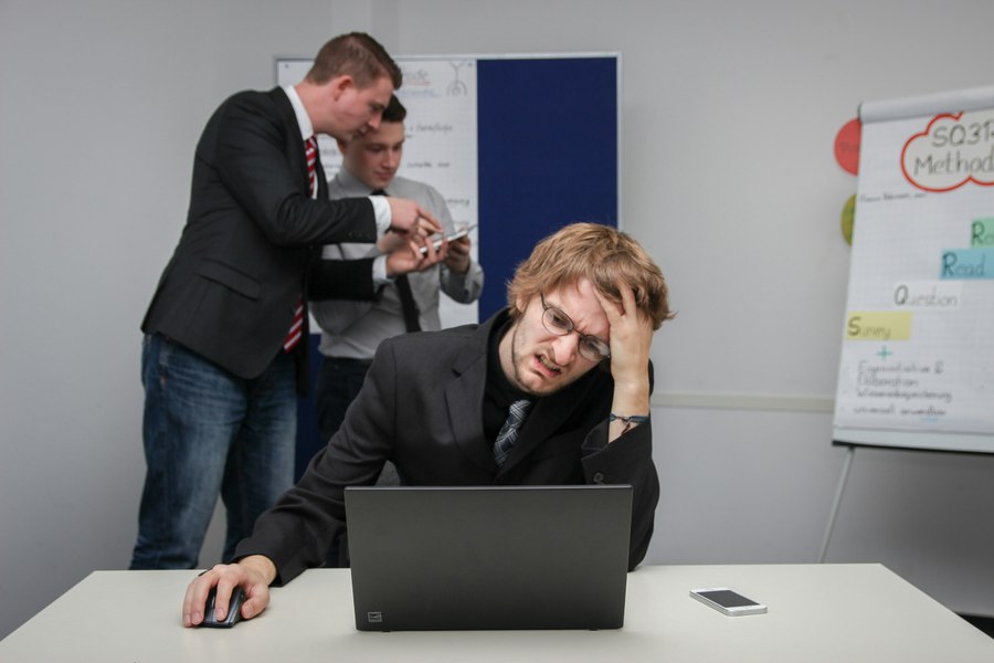 De ce nu muncesc tinerii? Primul job, tot mai greu de obținut. „Companiile cer experiență de la cei care abia intră pe piața muncii”