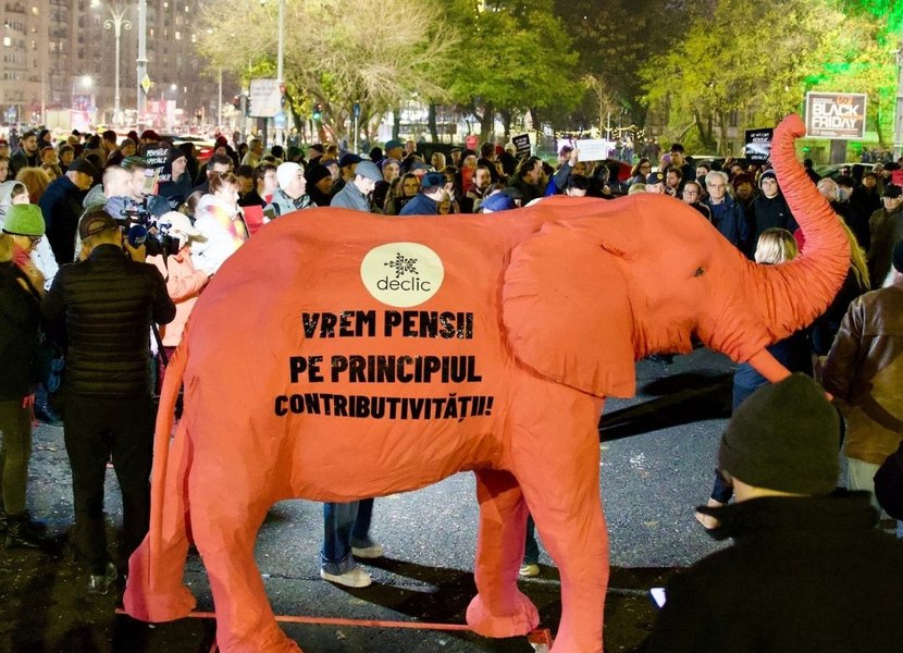 Protest proti posebnim pokojninam pred poslopjem vlade v Bukarešti