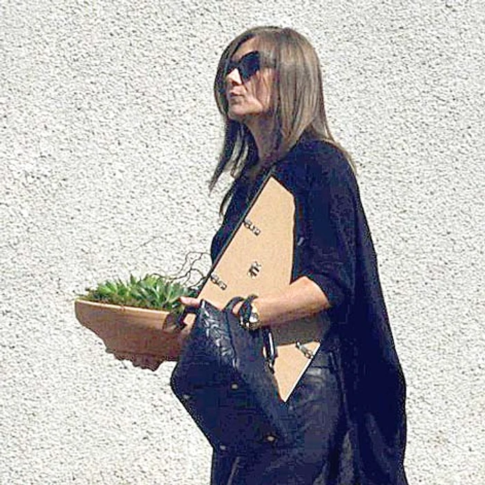 Creatoarea de modă a fost surprinsă ducând flori și pomană la cimitir în luna septembrie