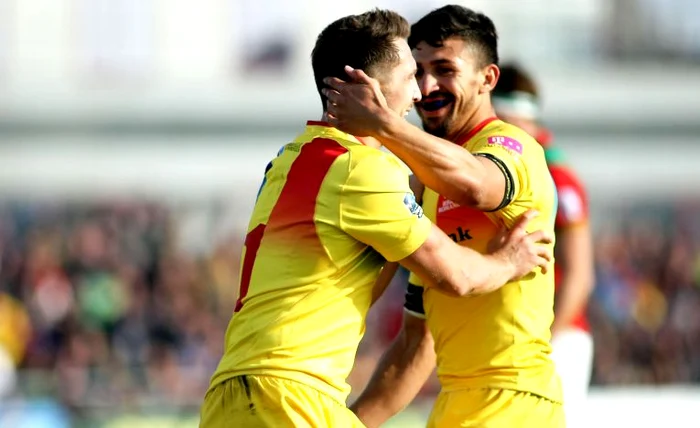 
    Ionuț Dumitru e felicitat după marcarea primului eseu al meciului cu PortugaliaFOTO: Sportpictures.eu  