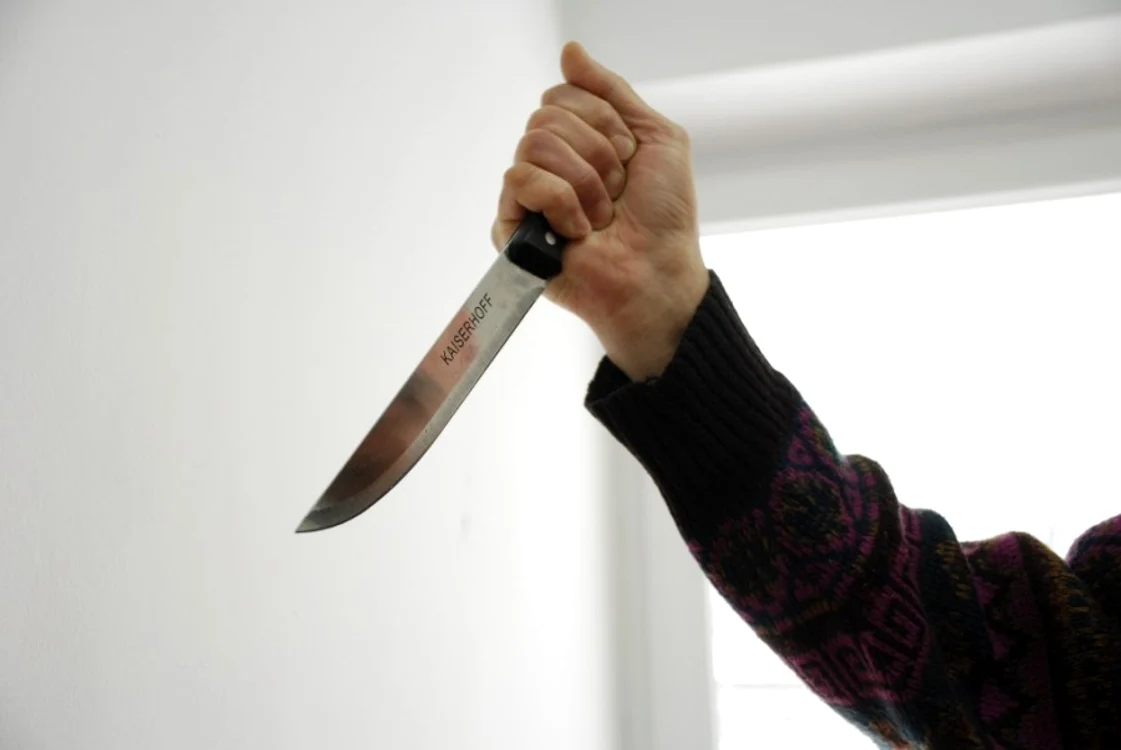 Femeia înjunghiată nu a mai putut fi salvată de medicii de pe Ambulanţă