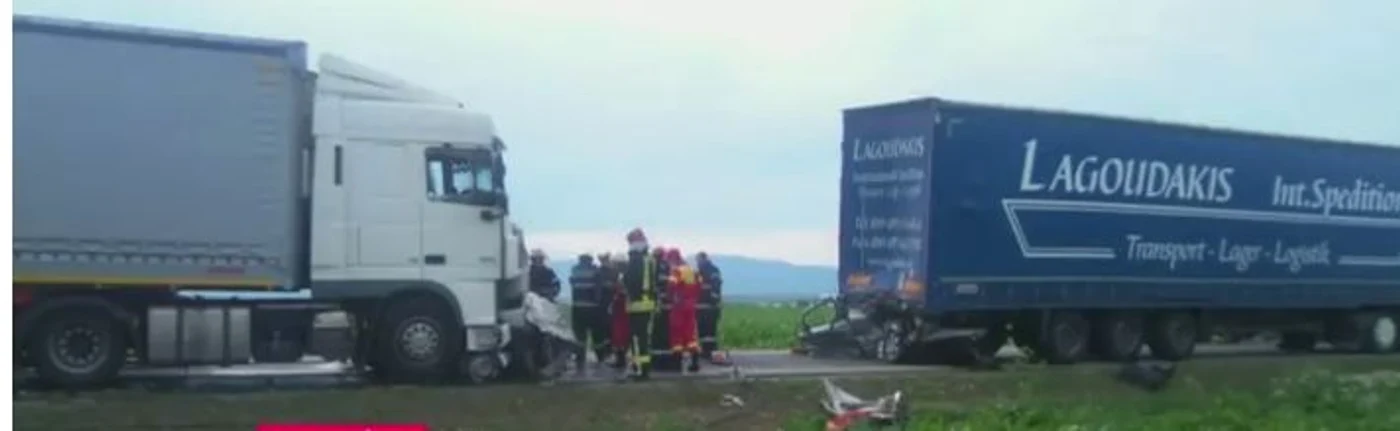 
    Două tiruri și trei autoturisme au fost implicate în accidentFoto: captură Digi24  