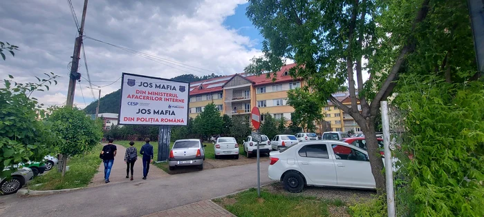 Banner sindical postat în fața Poliției Neamț FOTO Sindicatul Europol