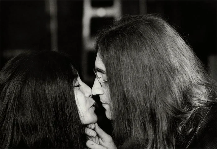 Art Safari Love Edition: Portretele cuplurilor care au făcut istorie. Prințul Harry și Meghan, alături de Salvador și Gala Dali FOTO 2 John Lennon Yoko Ono art safari jpg